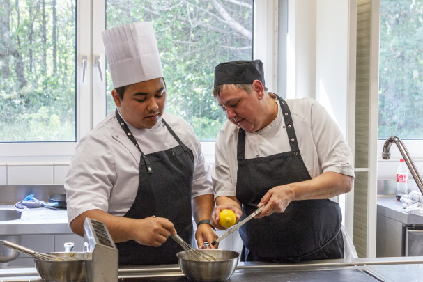 Fik vi revet for meget citronskal i? App'en indikerer, at mange kan smage en markant syrlighed i sovsen. Foto: Daniel Vendner Clausen Fik vi revet for meget citronskal i? App'en indikerer, at mange kan smage en markant syrlighed i sovsen. Foto: Daniel Vendner Clausen