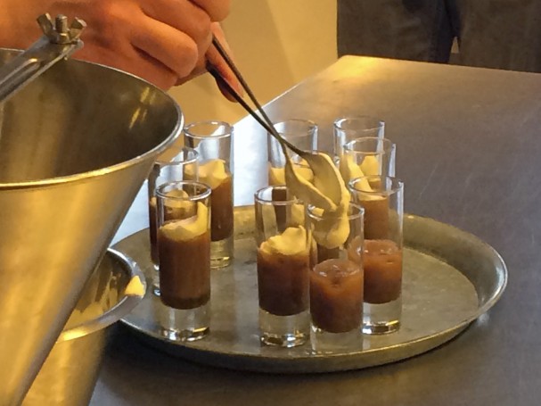 Sellerisaft og espresso toppet med flødeskum og pulveriseret selleri. Sellerisaft og espresso toppet med flødeskum og pulveriseret selleri.