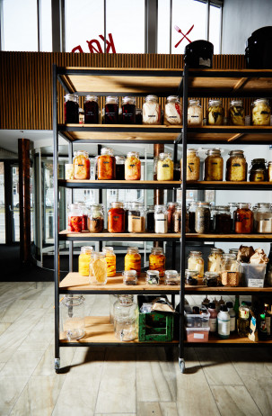 Velsmag, æstetik, kultur, naturvidenskab, teori og praksis smelter sammen i arbejdet med fermentering. Foto: Jonas Drotner Mouritsen Velsmag, æstetik, kultur, naturvidenskab, teori og praksis smelter sammen i arbejdet med fermentering. Foto: Jonas Drotner Mouritsen