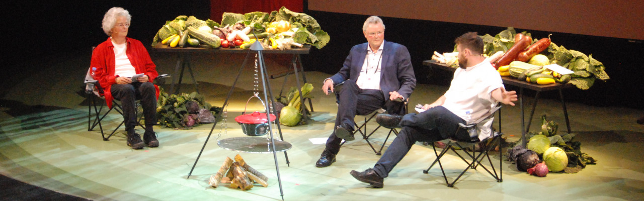 Forskerne Carole Counihan og Ole G. Mouritsen med køkkenchef Thorsten Schmidt ved Creative Tastebuds i 2017. Foto: Kurt Thomsen Forskerne Carole Counihan og Ole G. Mouritsen med køkkenchef Thorsten Schmidt ved Creative Tastebuds i 2017. Foto: Kurt Thomsen