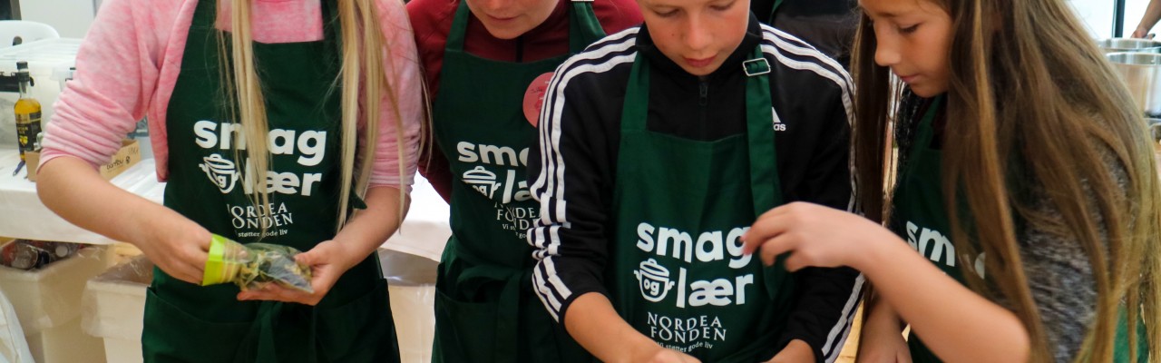Elever fra Kongeskærskolen laver salat af tang høstet ved Hasle på Bornholm. Foto: Marianne Løth Pedersen Elever fra Kongeskærskolen laver salat af tang høstet ved Hasle på Bornholm. Foto: Marianne Løth Pedersen