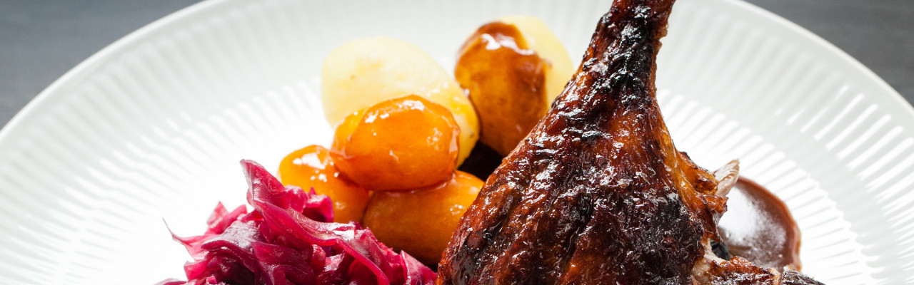 Servering juleaften med and, rødkål, brunede kartofler og sauce. Foto: Jonas Drotner Mouritsen. Servering juleaften med and, rødkål, brunede kartofler og sauce. Foto: Jonas Drotner Mouritsen.