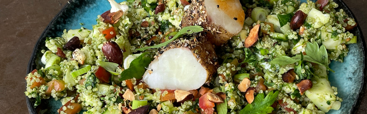 Quinoa, blomkål, mandler, grønt og torsk med krydderskorpe. Foto: Styrbæks Quinoa, blomkål, mandler, grønt og torsk med krydderskorpe. Foto: Styrbæks