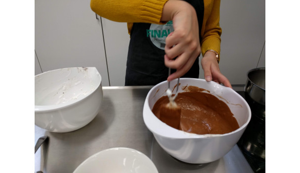 Chokoladesouffle undervejs. Her udnyttes æggets egenskaber som hævemiddel. Foto: Majbritt Pless Chokoladesouffle undervejs. Her udnyttes æggets egenskaber som hævemiddel. Foto: Majbritt Pless